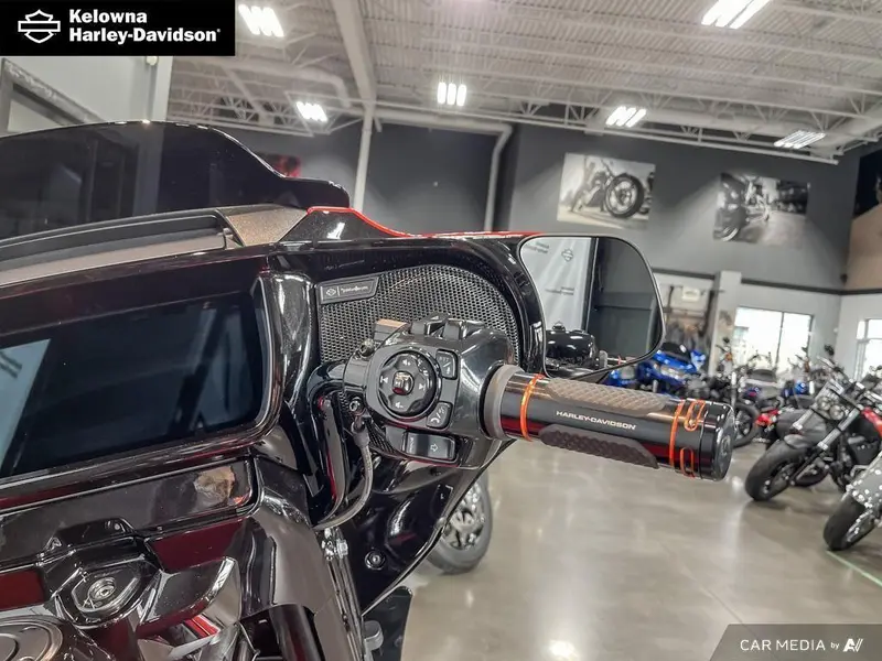 2024 Harley-Davidson FLHXSE - CVO™ Street Glide™ thumbnail 16