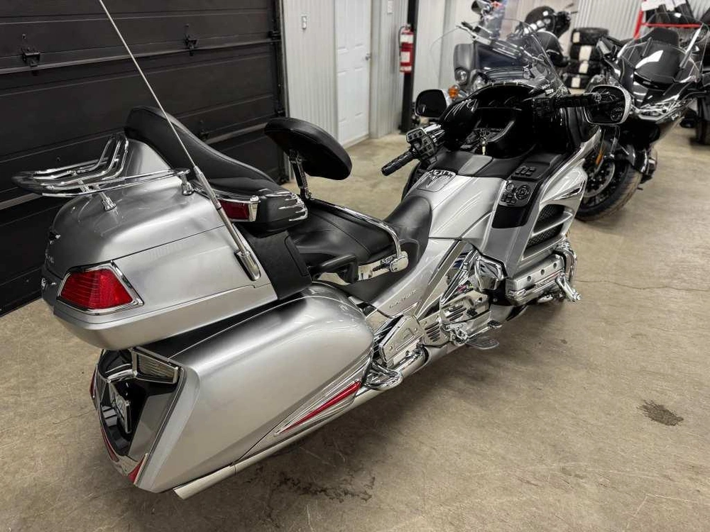 Honda Gold Wing Tour 2015 alt