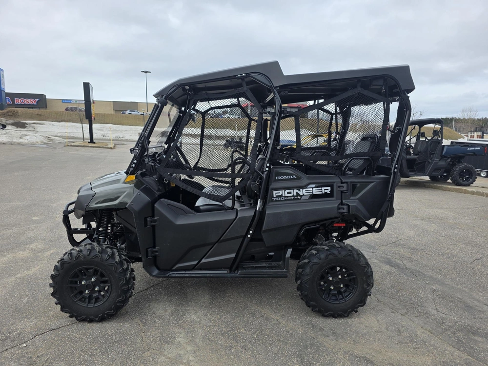 2025 Honda Pioneer 700 4p Deluxe alt
