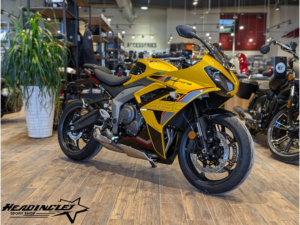 2026 Triumph Daytona 660 // Cosmic Yellow/Sapphire Black