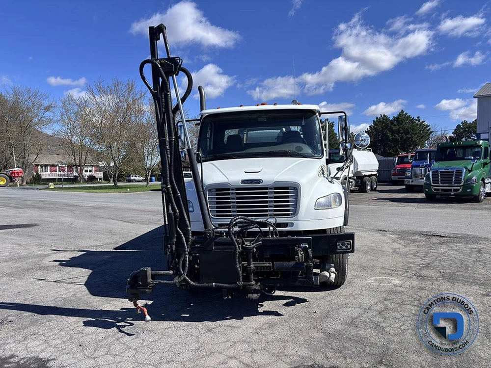 Freightliner M2-106 2011 alt