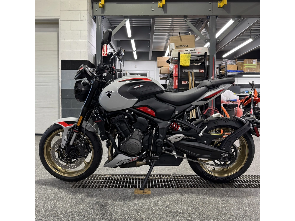 Triumph Trident 800 Gris 2026 alt