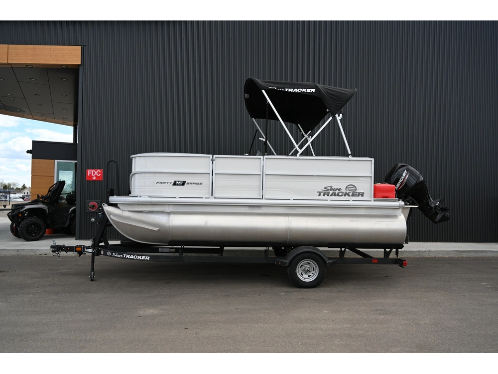 2026 Sun Tracker Party Barge 16 Dlx 50elpt 4s alt