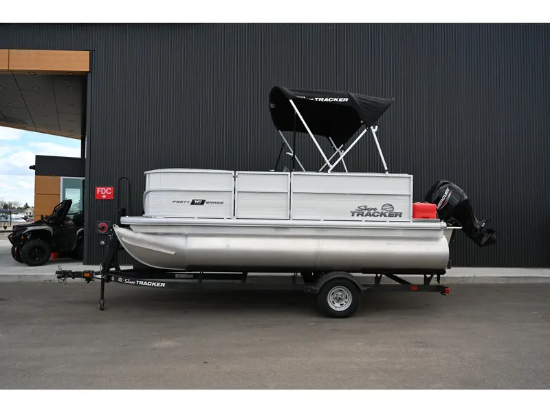 2026 Sun Tracker PARTY BARGE 16 DLX 50ELPT 4S thumbnail 2
