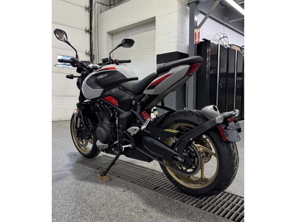 Triumph Trident 800 Gris 2026 alt