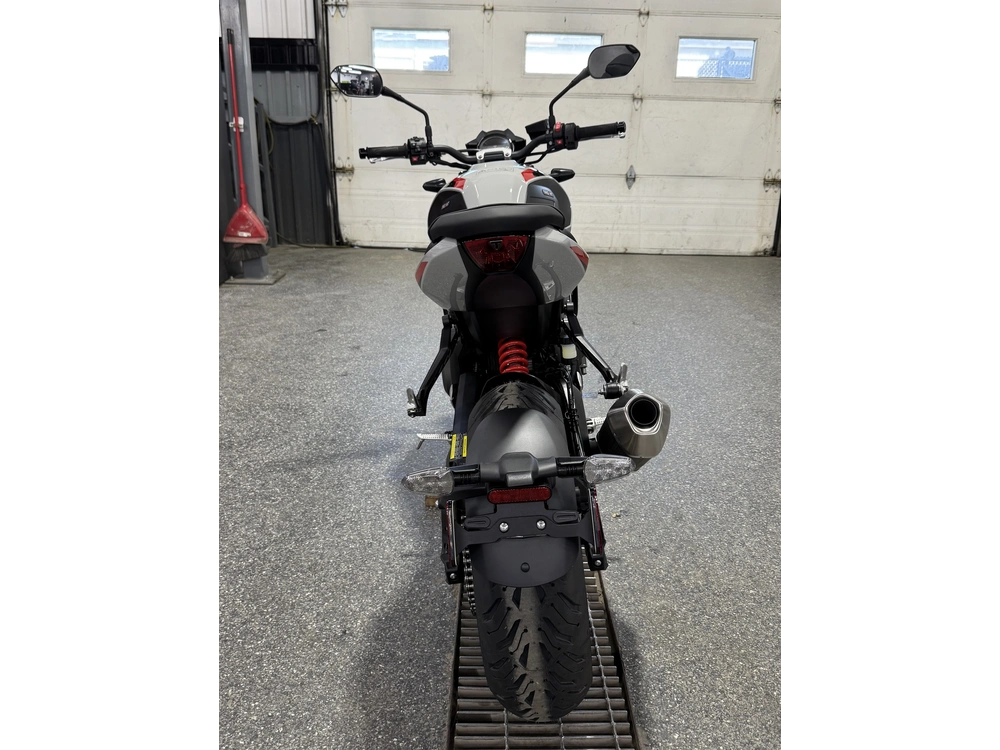 Triumph Trident 800 Gris 2026 alt