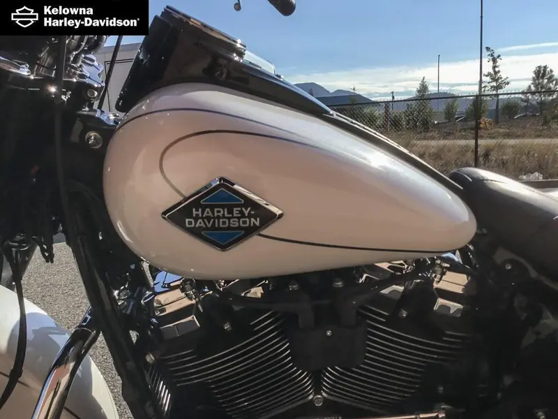 2025 Harley-Davidson FLHC - Heritage Classic thumbnail 23