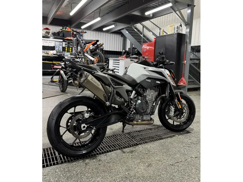 2024 KTM DUKE 790 thumbnail 2