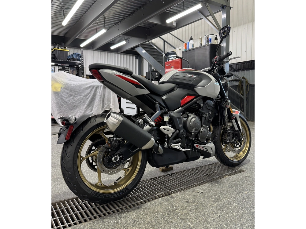 Triumph Trident 800 Gris 2026 alt