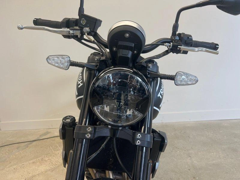 2024 Triumph Trident 660 alt