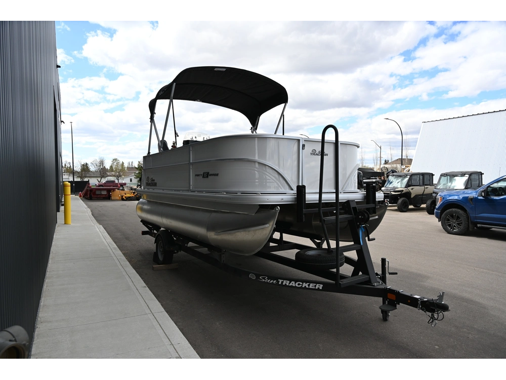2026 Sun Tracker Party Barge 16 Dlx 50elpt 4s alt