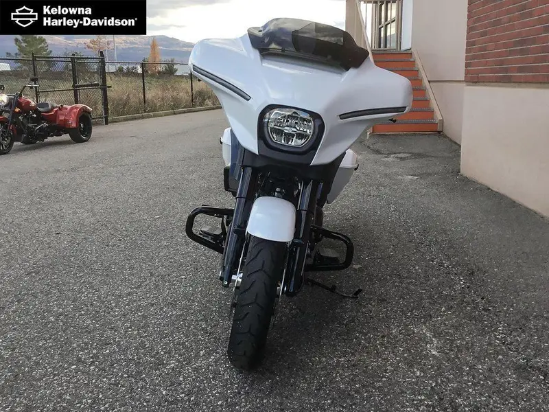 2025 Harley-Davidson FLHX - Street Glide® thumbnail 2