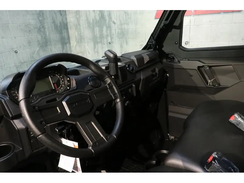 2027 Polaris RANGER XP 1000 CAB thumbnail 6