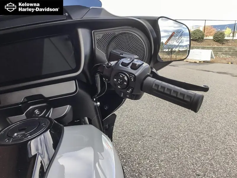 2025 Harley-Davidson FLHX - Street Glide® thumbnail 16