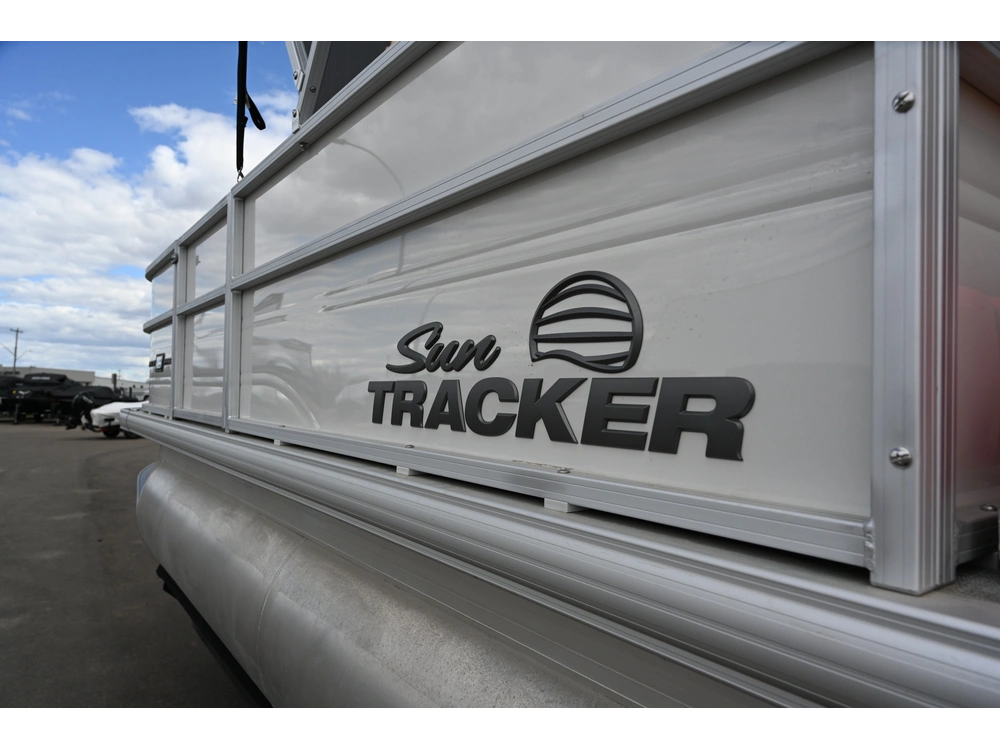 2026 Sun Tracker Party Barge 16 Dlx 50elpt 4s alt