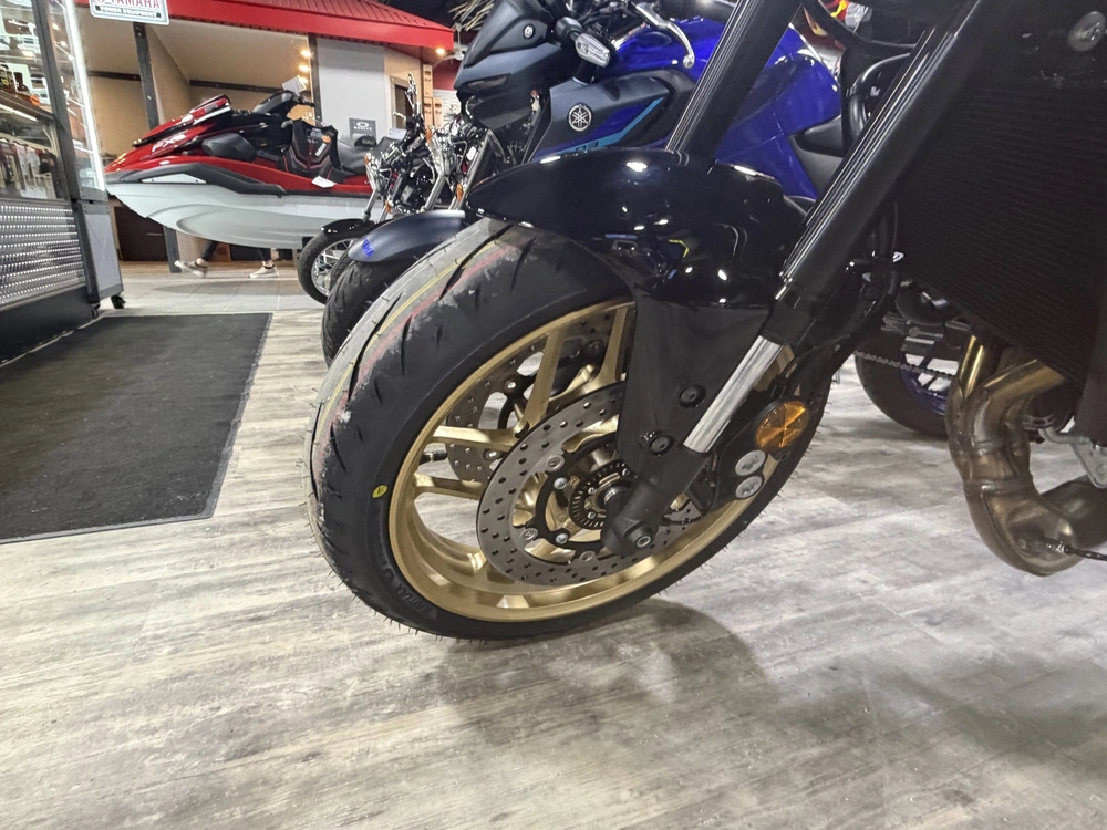 2026 Yamaha Xsr900 Raven alt