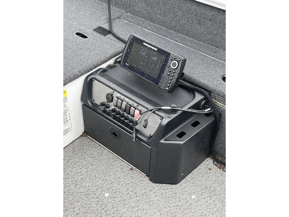 2022 Lund Boat Co 1650 Angler Tiller alt