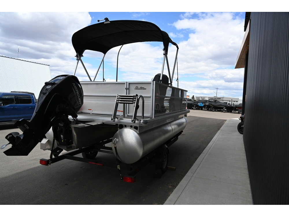 2026 Sun Tracker Party Barge 16 Dlx 50elpt 4s alt