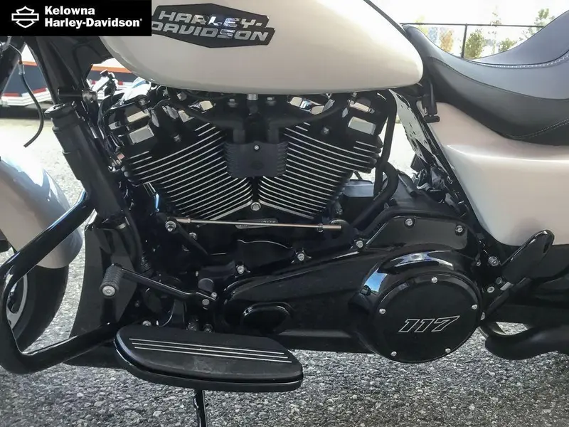 2025 Harley-Davidson FLHX - Street Glide® thumbnail 24