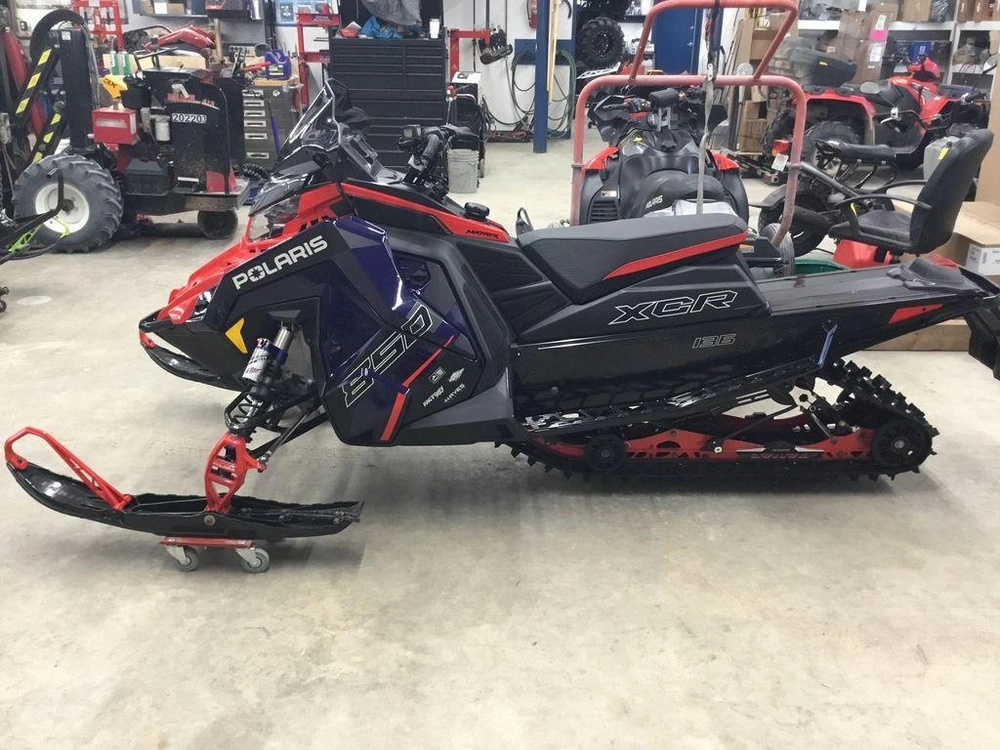 2025 Polaris 850 Indy Xcr 136 Midnight Blue Metallic / Indy Red alt