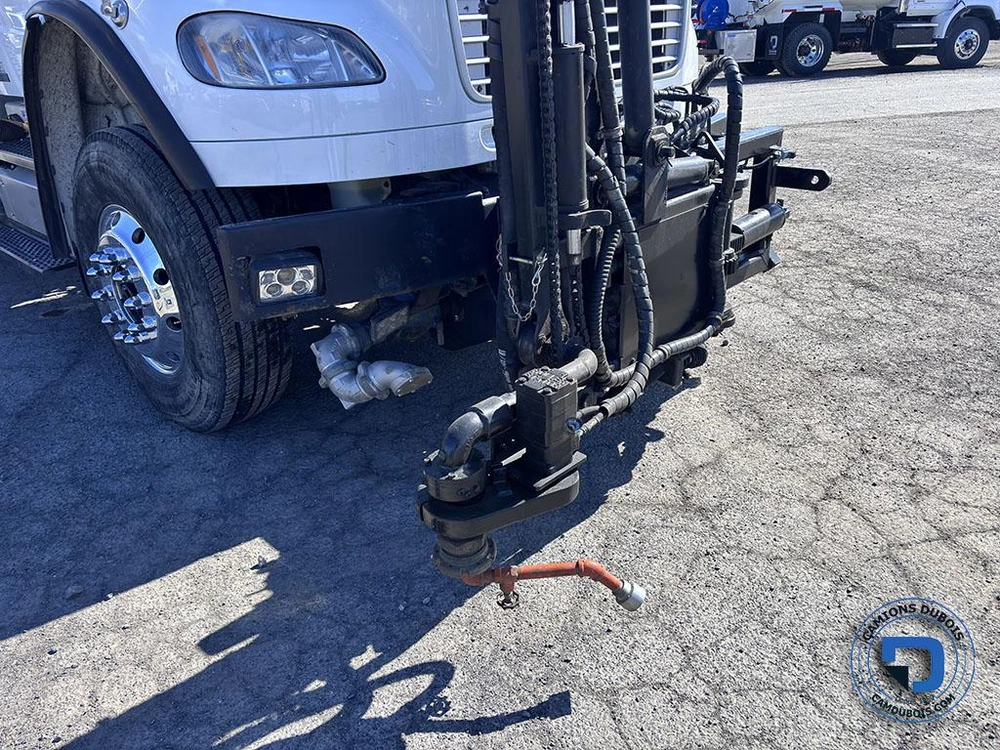 Freightliner M2-106 2011 alt