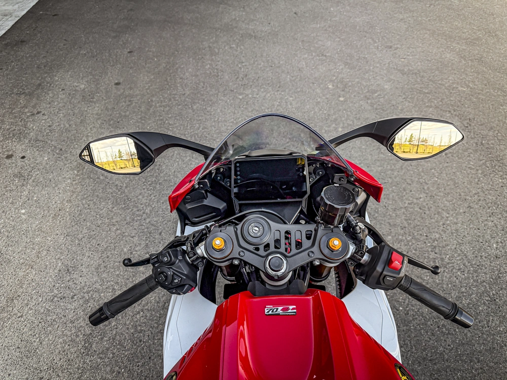 2026 Yamaha R7 alt
