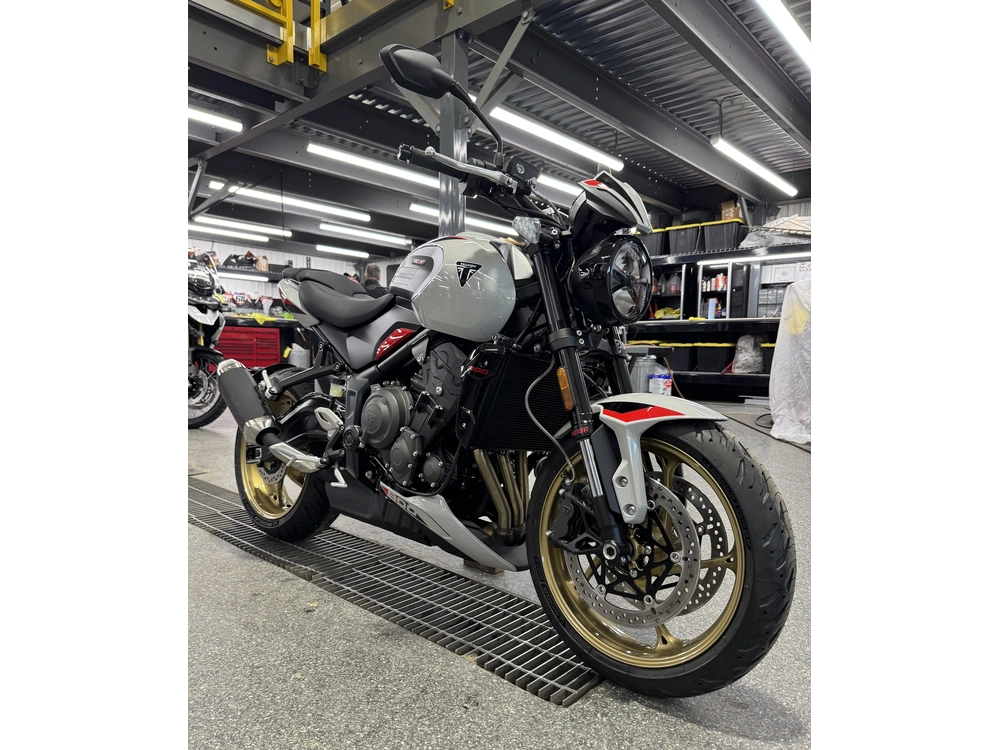 Triumph Trident 800 Gris 2026 alt