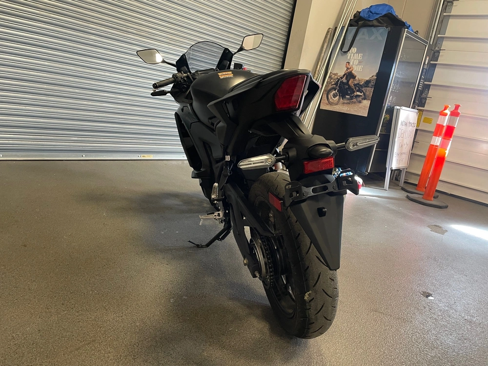 2025 Yamaha R3 alt
