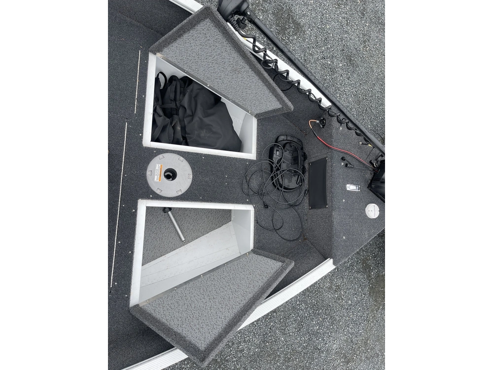 2022 Lund Boat Co 1650 Angler Tiller alt