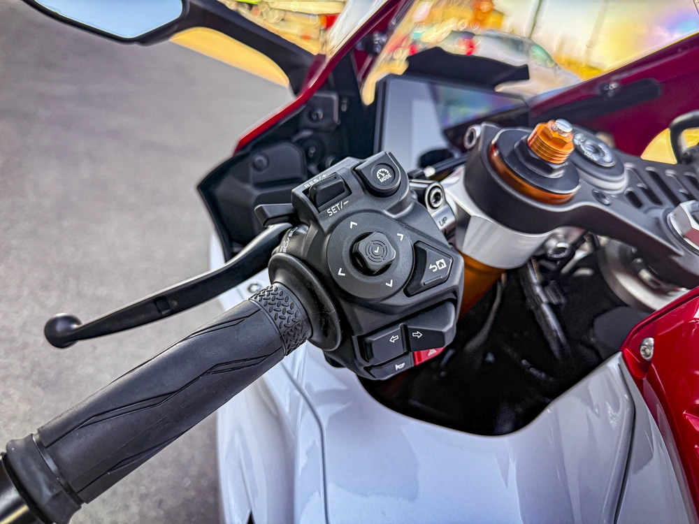 2026 Yamaha R7 alt