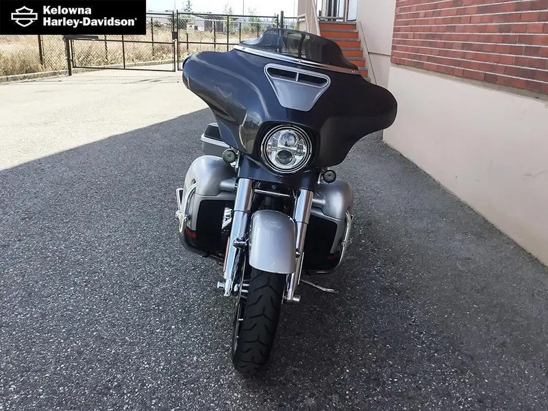 2019 Harley-Davidson FLHXSE - CVO™ Street Glide® thumbnail 2