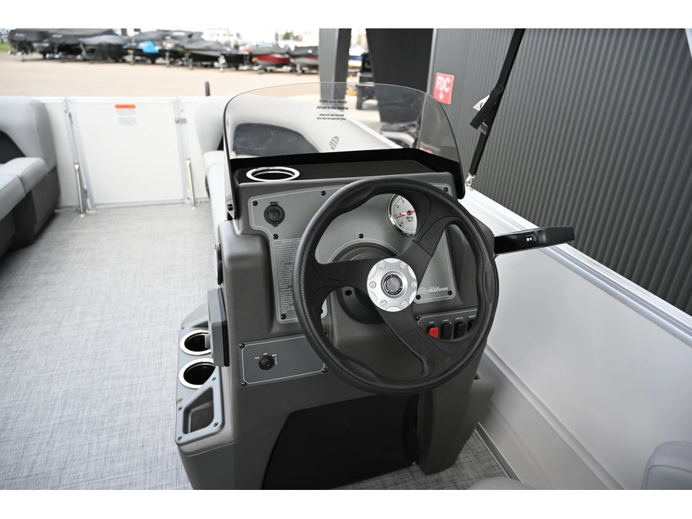 2026 Sun Tracker Party Barge 16 Dlx 50elpt 4s alt