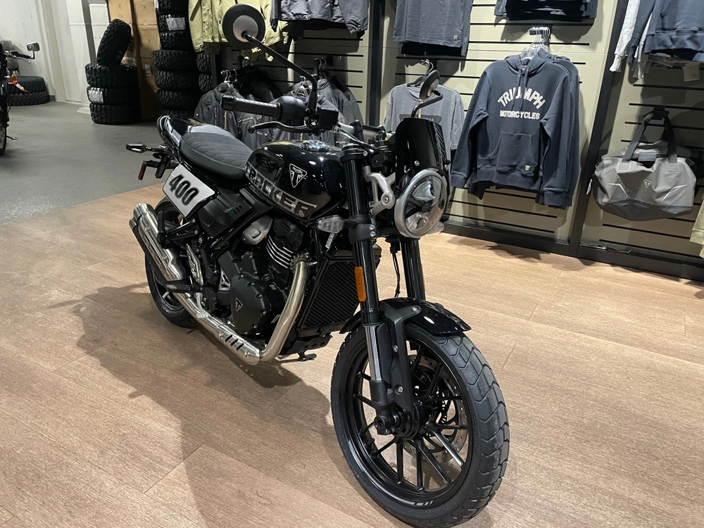 2027 Triumph Tracker 400 - Phantom Black alt