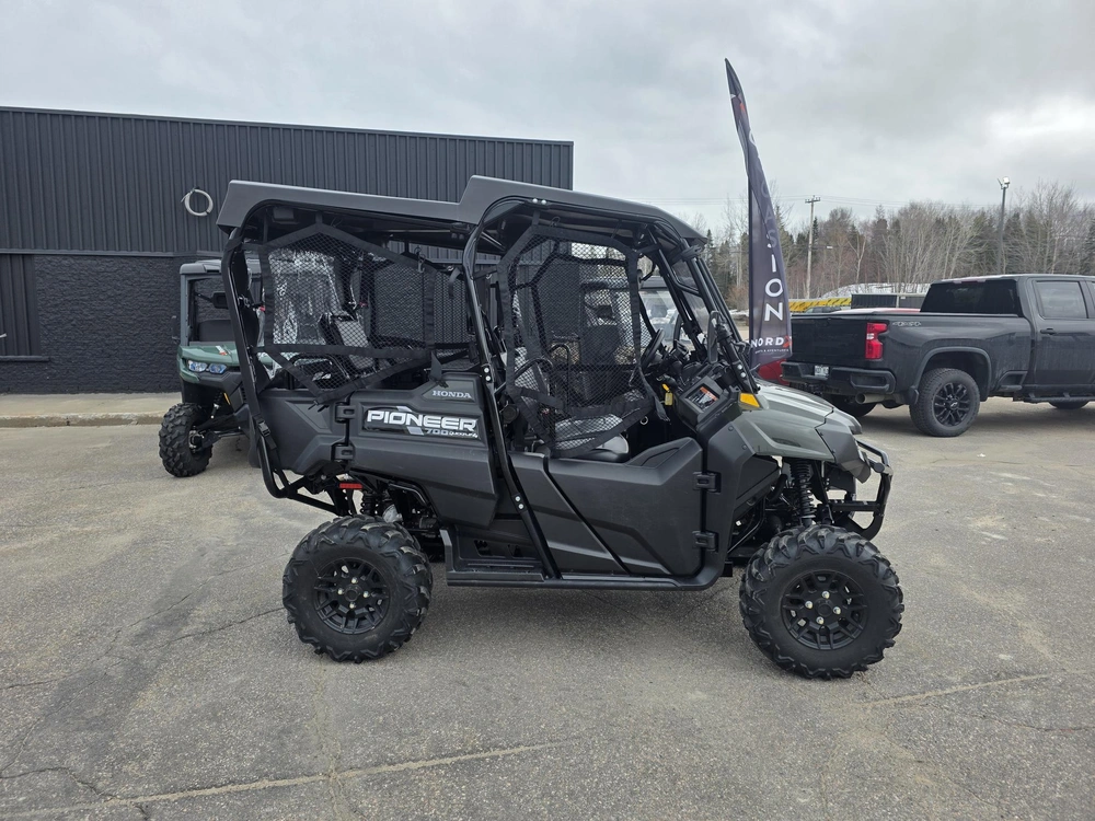 2025 Honda Pioneer 700 4p Deluxe alt