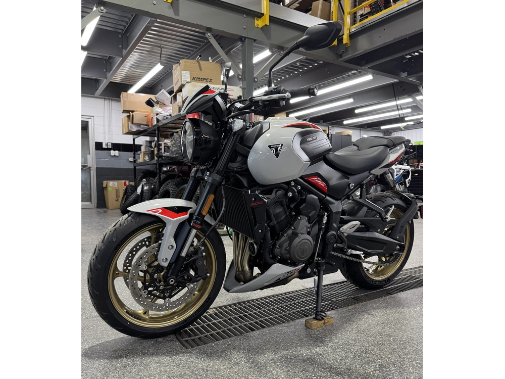 Triumph Trident 800 Gris 2026 alt