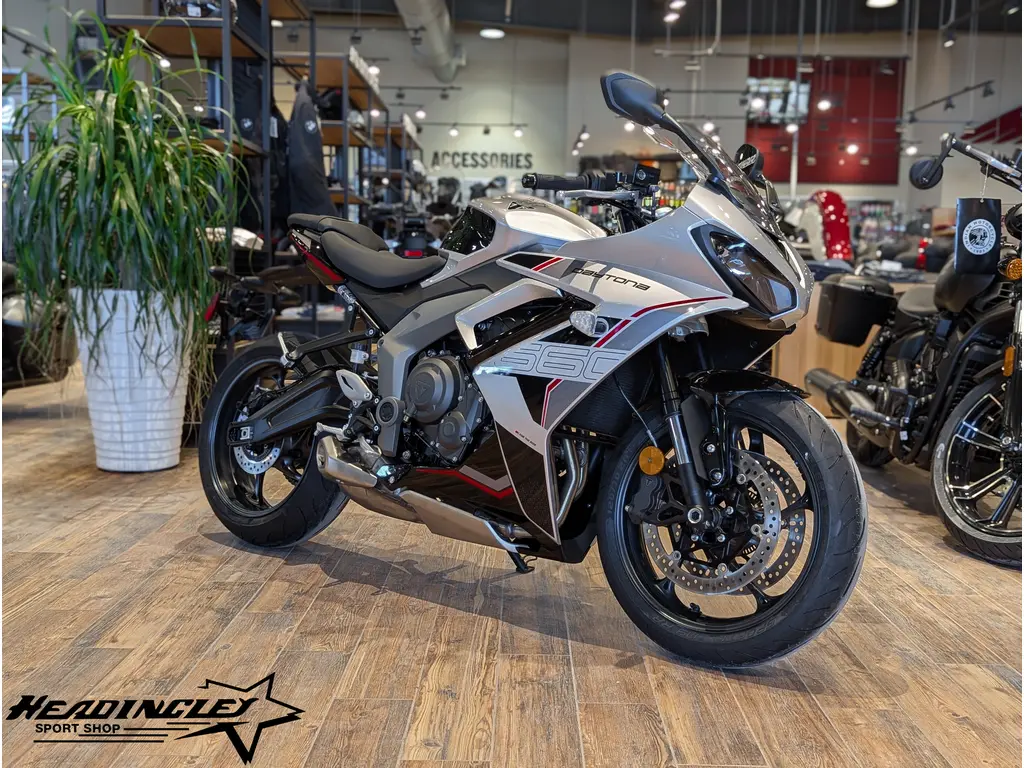 2026 Triumph Daytona 660 // Aluminum Silver/Sapphire Black
