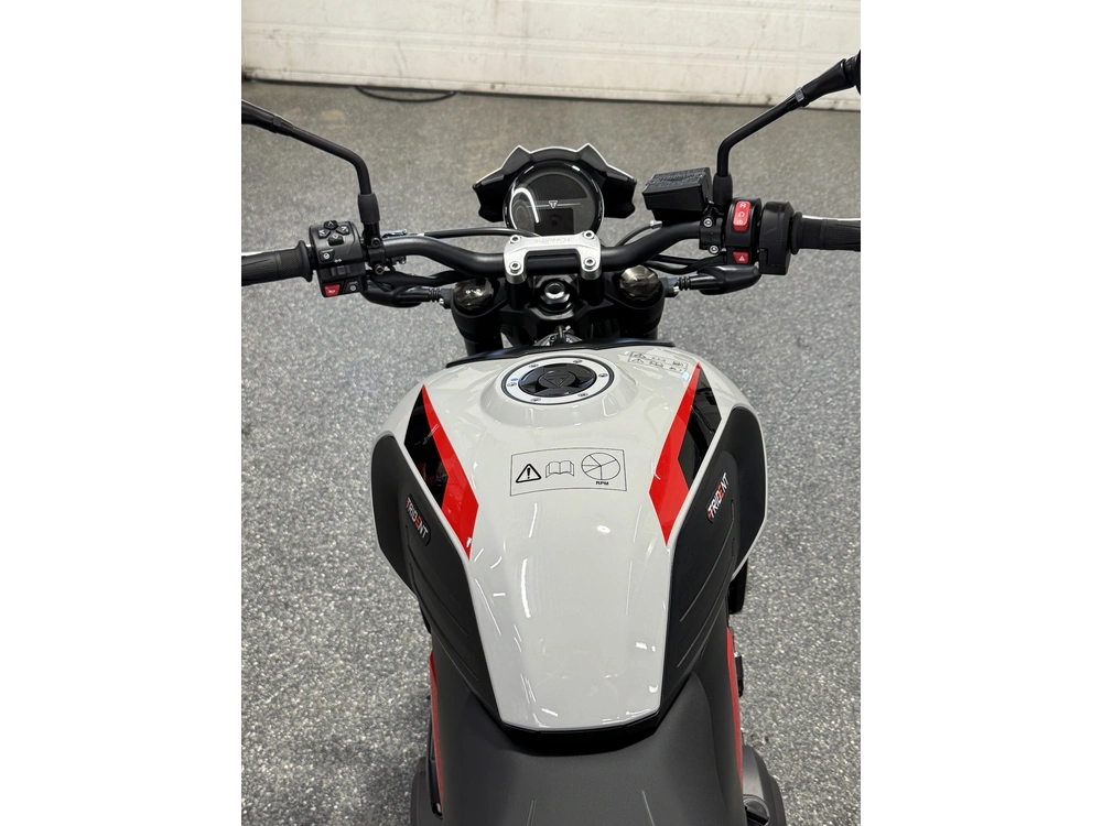 Triumph Trident 800 Gris 2026 alt