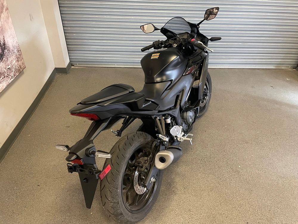 2025 Yamaha R3 alt