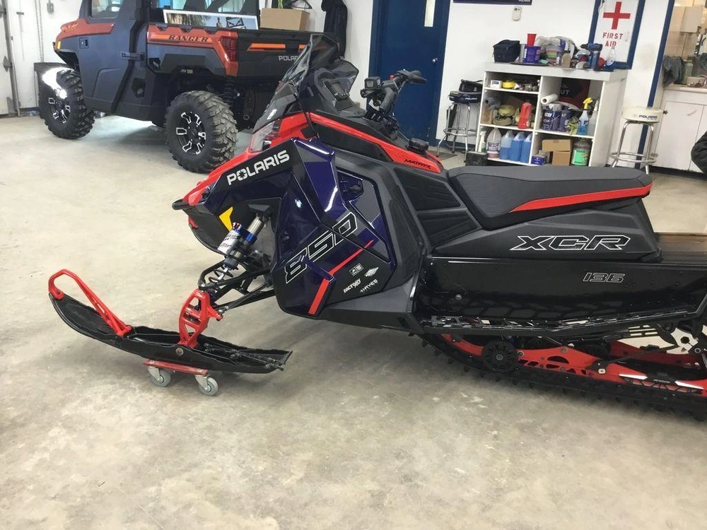 2025 Polaris 850 Indy Xcr 136 Midnight Blue Metallic / Indy Red alt