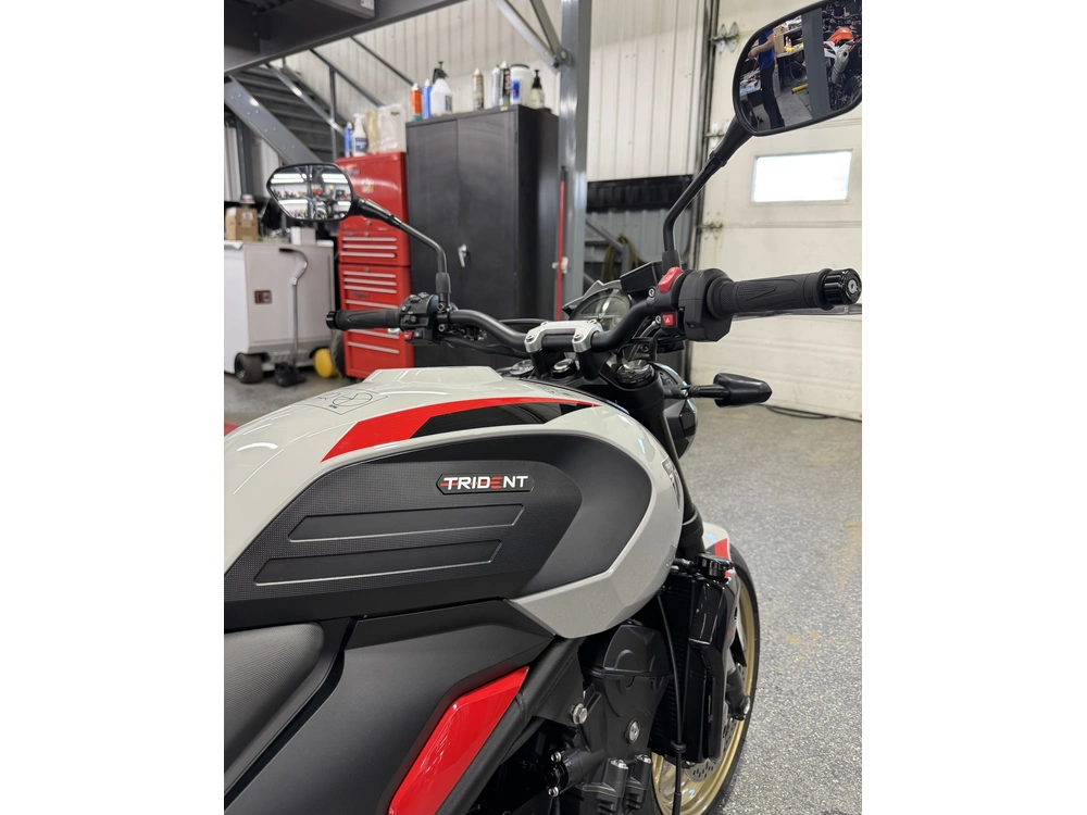 Triumph Trident 800 Gris 2026 alt