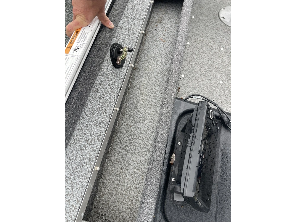 2022 Lund Boat Co 1650 Angler Tiller alt