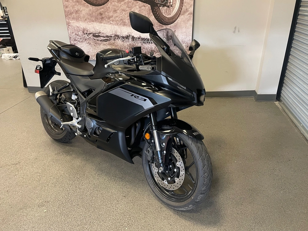 2025 Yamaha R3 alt