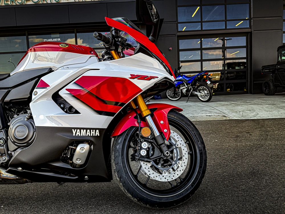 2026 Yamaha R7 alt