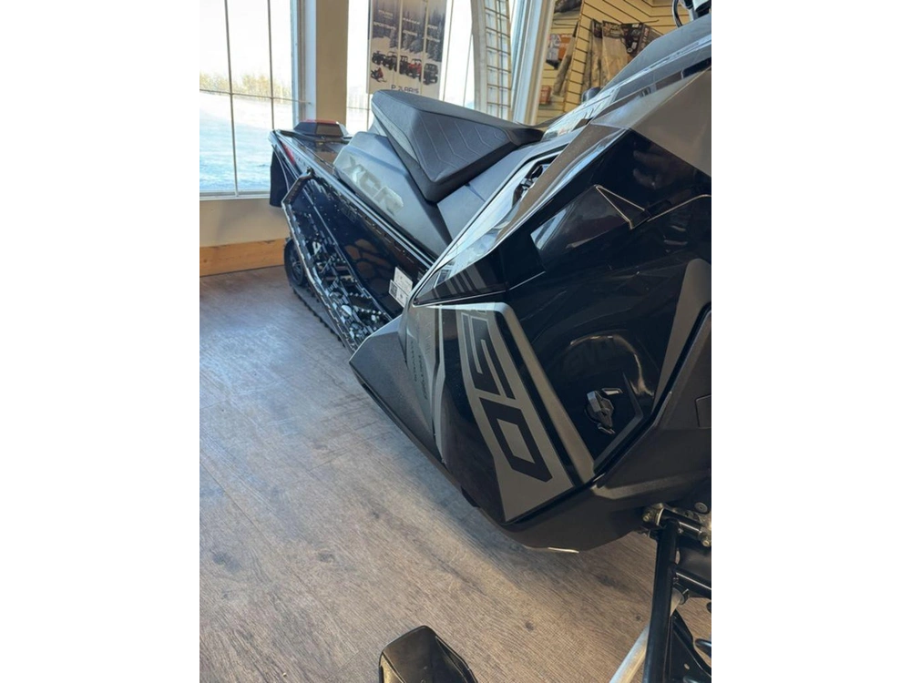 2025 Polaris 850 Indy Xcr 136 Shadow Gray / Gloss Black alt