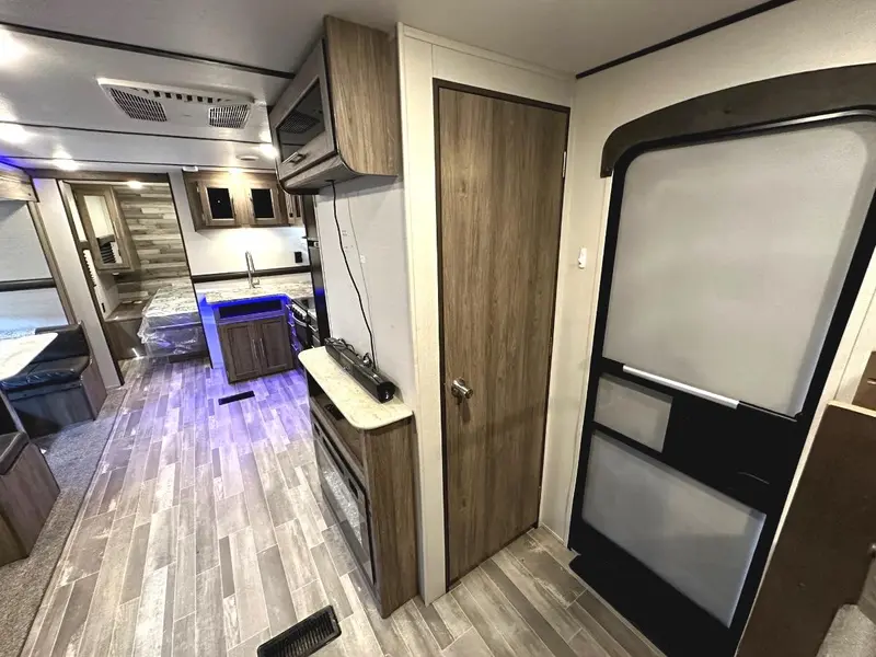 2020 Crossroads RV 280BH ZINGER thumbnail 19