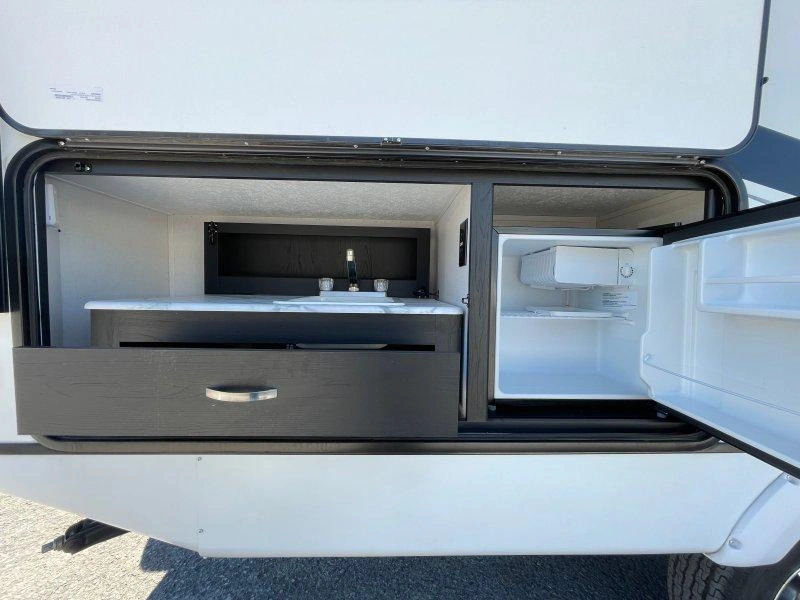 Coachmen Freedom Express 238bhs 2022 alt