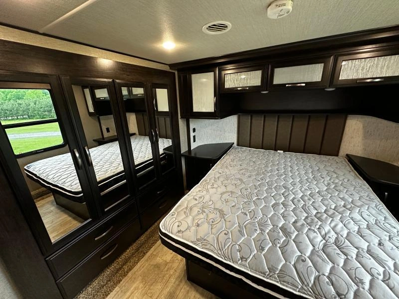 Grand Design Momentum 354m 2018 alt