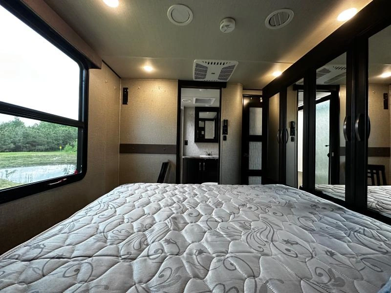 Grand Design Momentum 354m 2018 alt