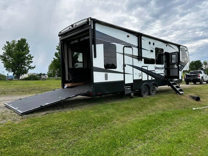 Grand Design Momentum 354m 2018 alt