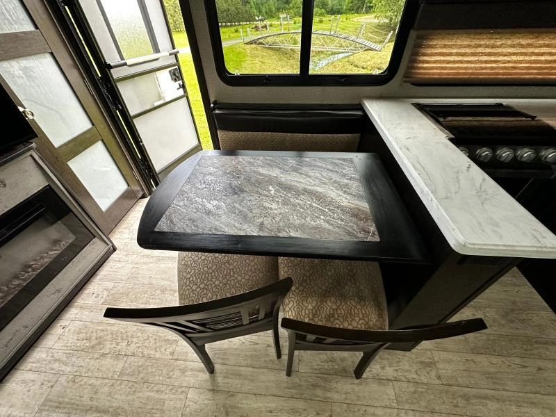 Grand Design Momentum 354m 2018 alt